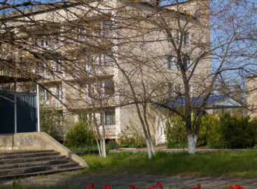 Работа на базе отдыха — требуется официант и аниматор.