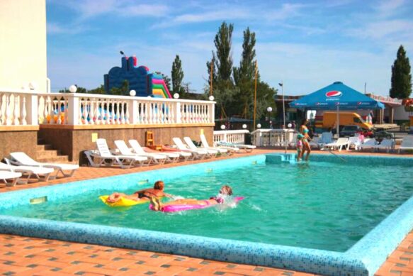 Atlantic Hotel — большой бассейн и номера с видом на море